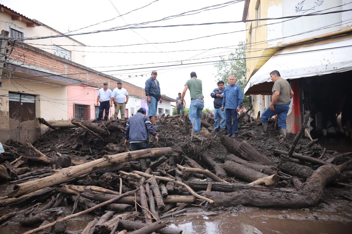 TRAS LA TRAGEDIA. En San Gabriel hay más de 400 elementos de los tres órdenes de gobierno, quienes apoyan en diversas labores, entre ellas las de limpieza. (Foto: Especial)